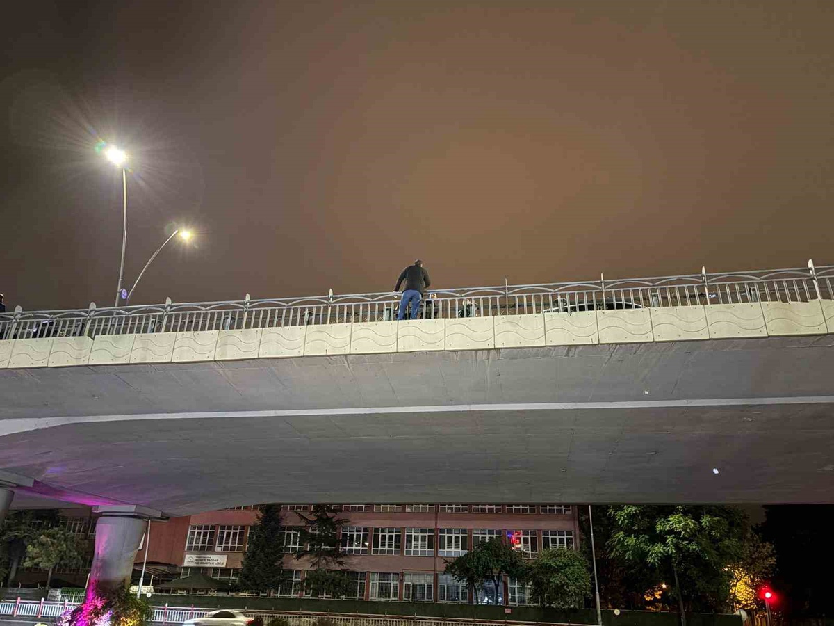Kayseri Kocasinan'da intihar için köprüye çıkan şahıs polis iknasıyla indirildi