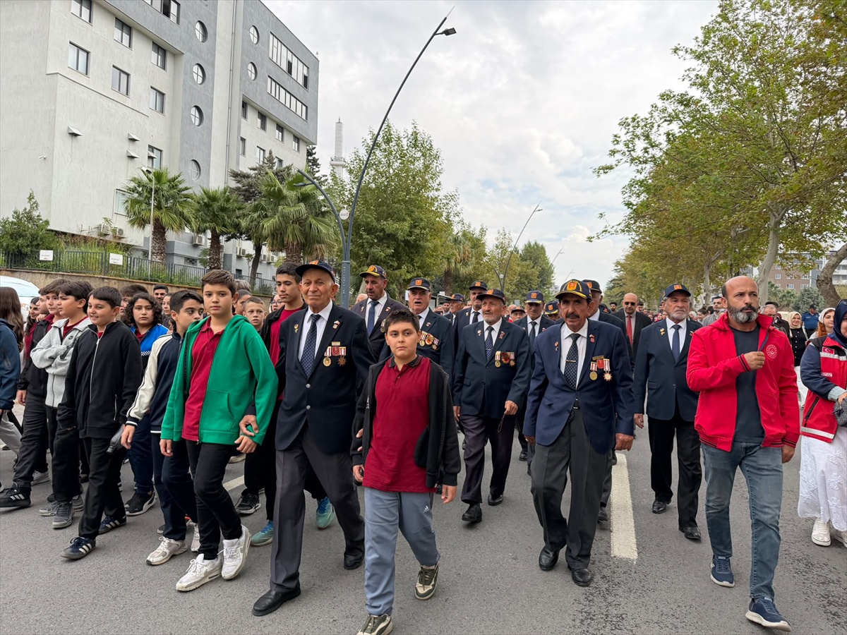 Kilis'te yürüyüş, Kahramanmaraş'ta kahvaltıyla Dünya Yaşlılar Günü kutlandı