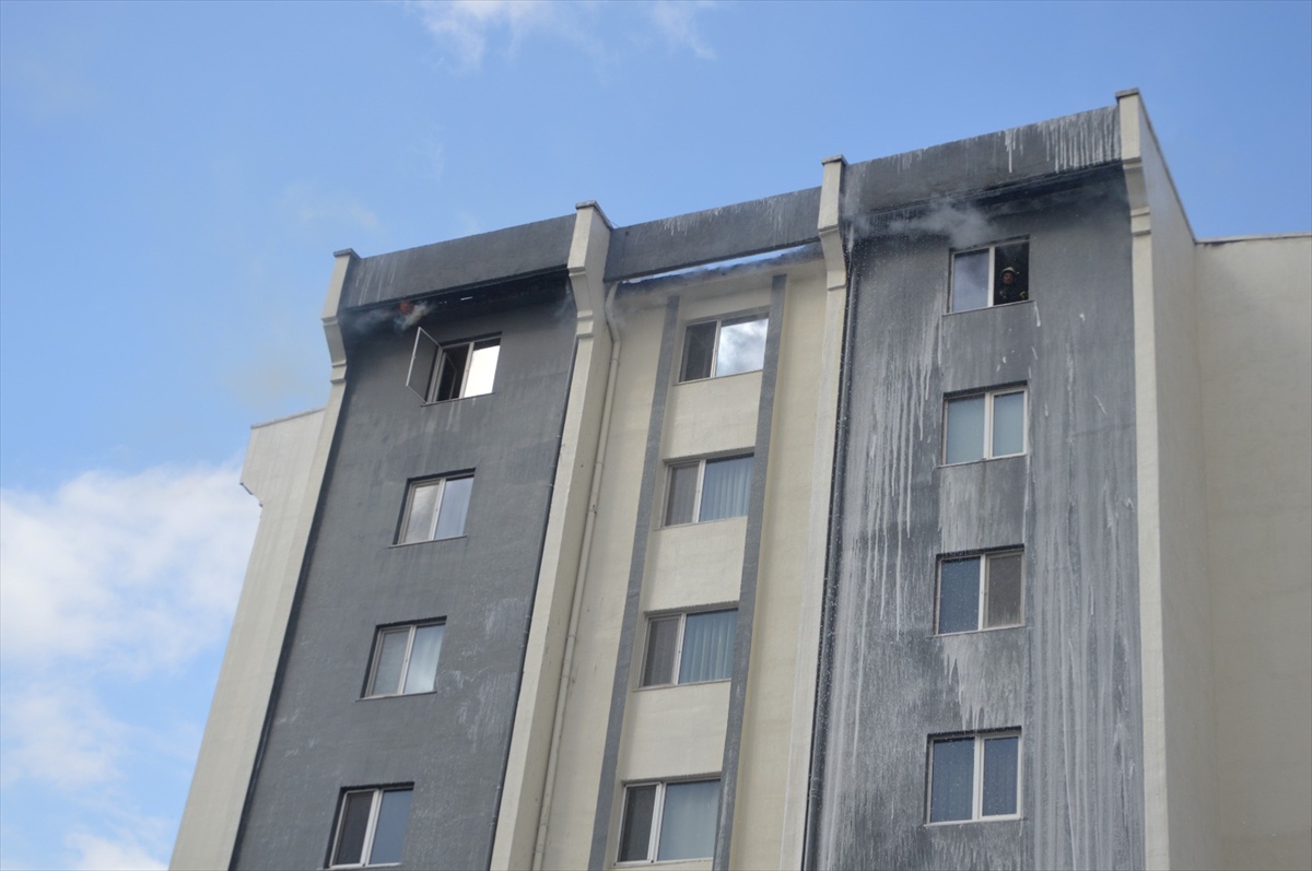 Kırklareli Lüleburgaz'da 8 katlı apartmanın çatı katındaki yangın hasara yol açtı