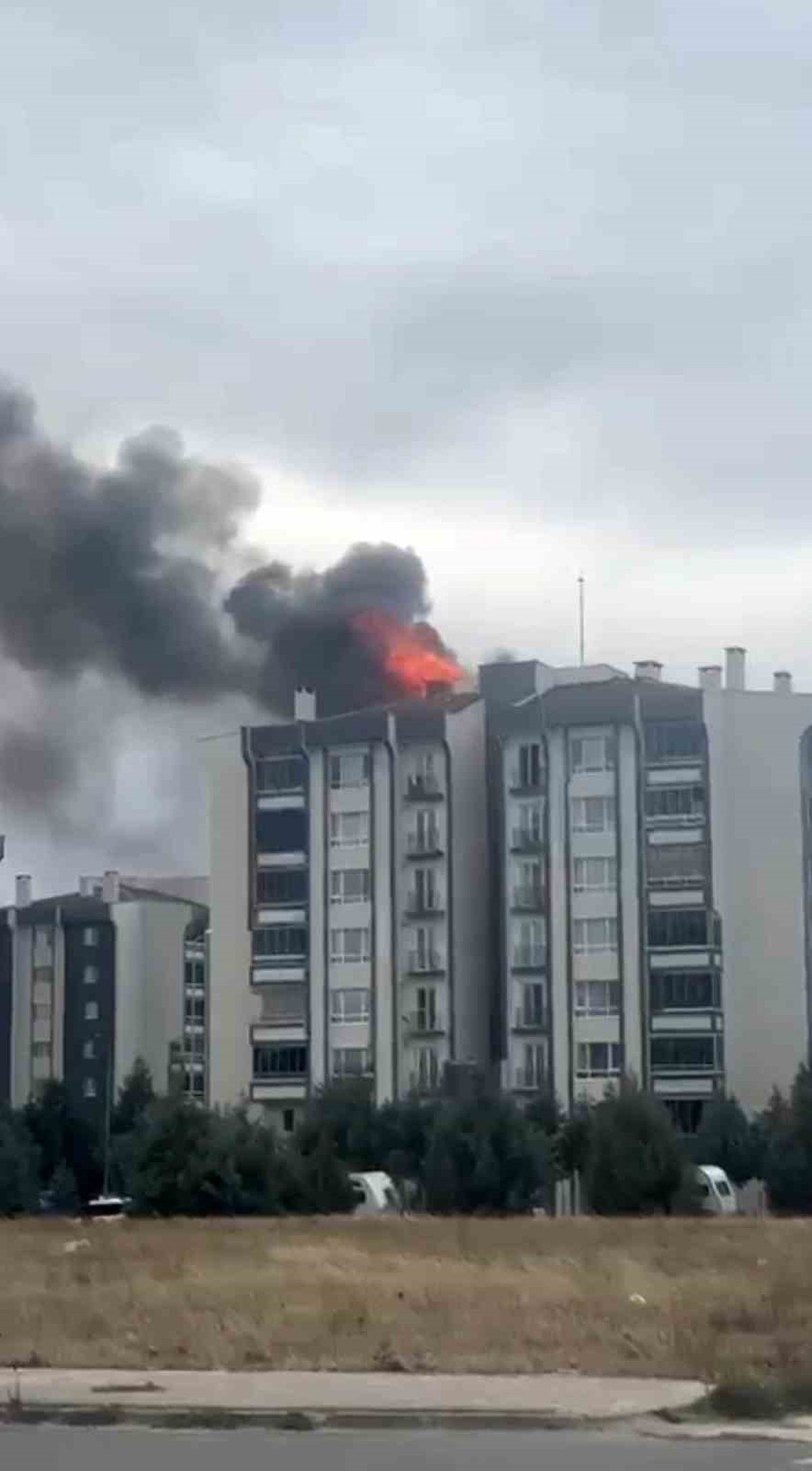 Kırklareli Lüleburgaz'da toplu konutta çatı yangınında alevler metrelerce yükseldi