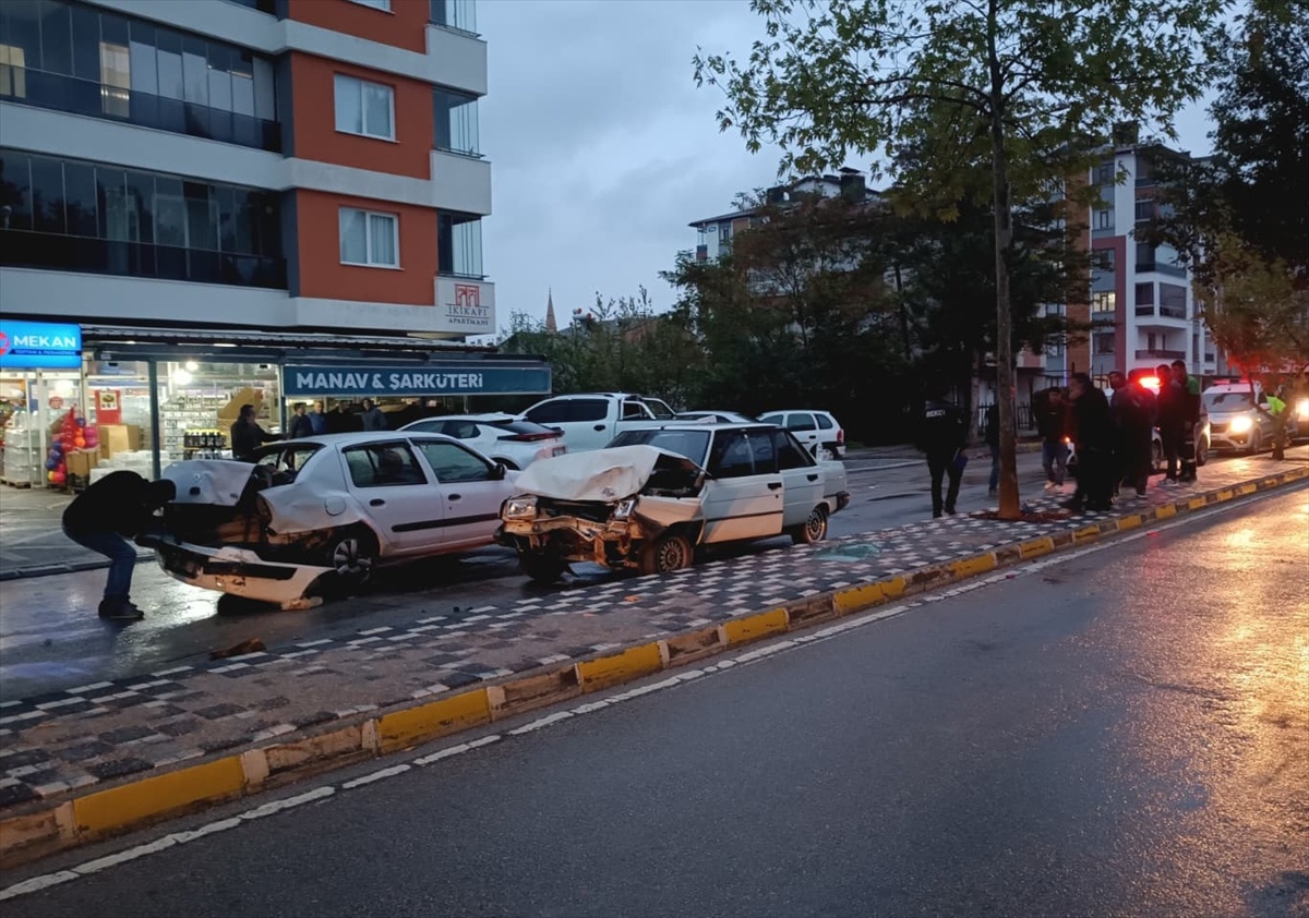 Konya Seydişehir'de iki otomobilin çarpıştığı kazada biri bebek 6 kişi yaralandı
