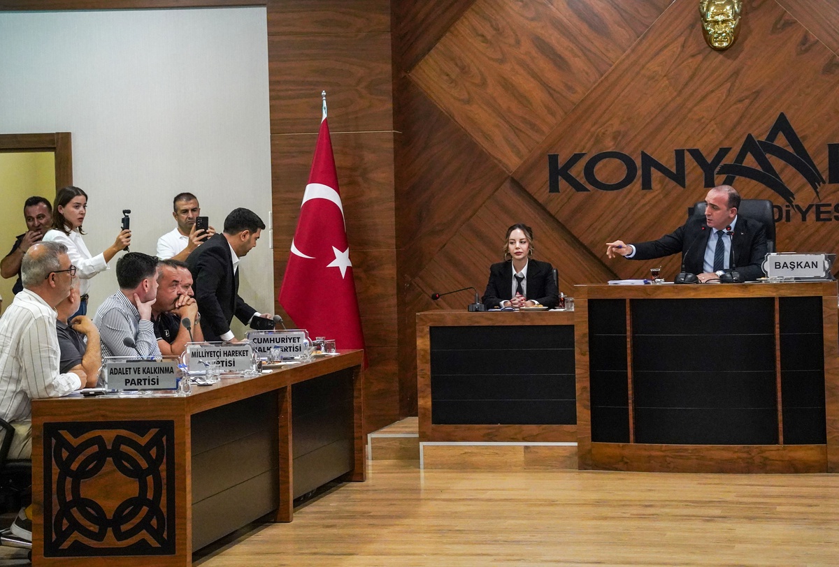CHP'den istifa eden Konyaaltı Belediye Başkanı Kotan'ın meclisinde arbede! Toplantı yarıda kaldı