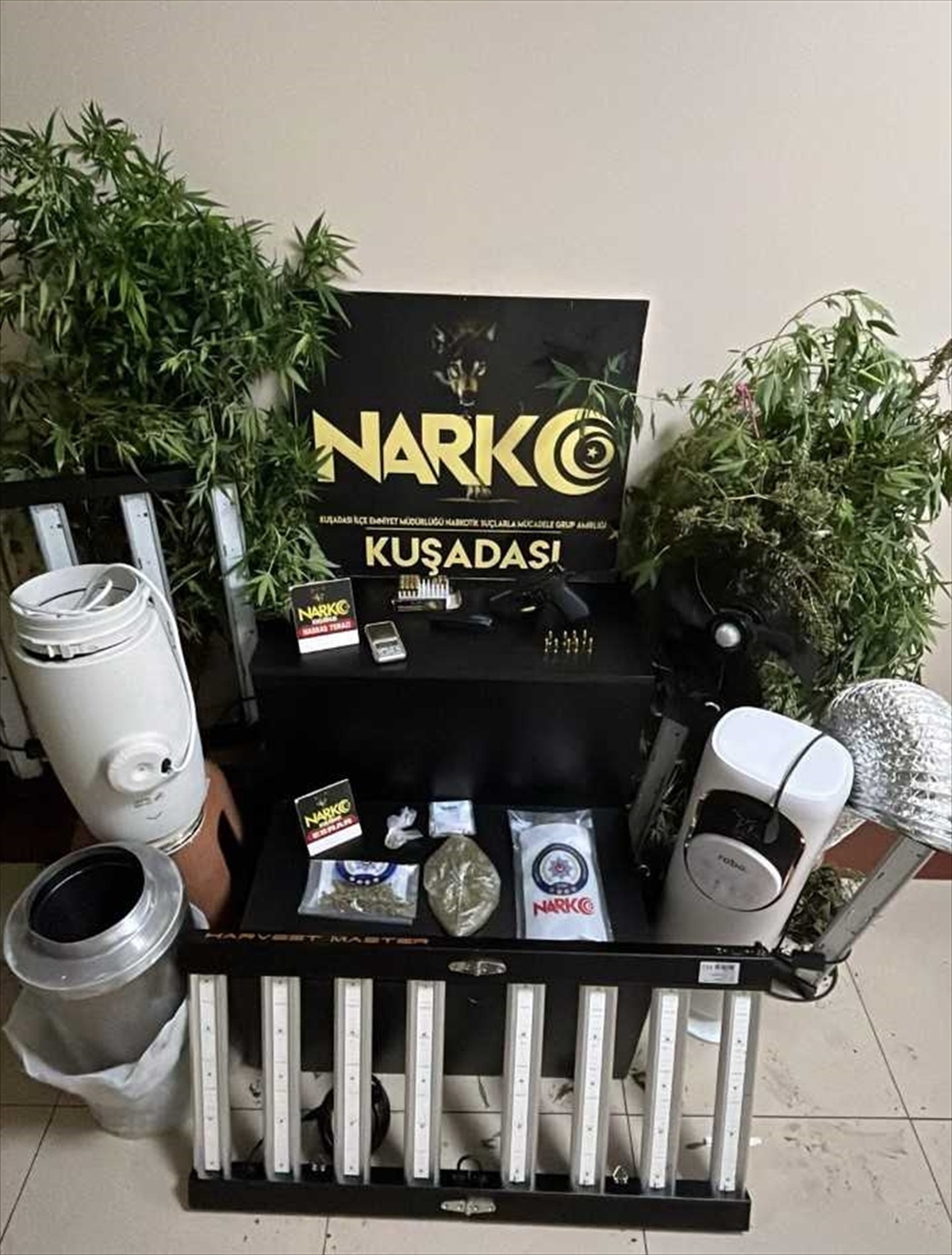Kuşadası'nda 1,5 kilogram esrar ele geçirildi, 2 şüpheli tutuklandı