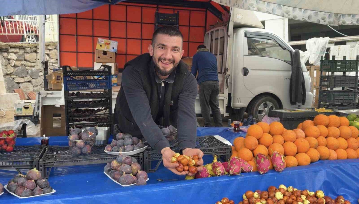 Kütahya Simav'da hünnap pazar tezgahlarında 50-80 TL arasında satışa sunuldu