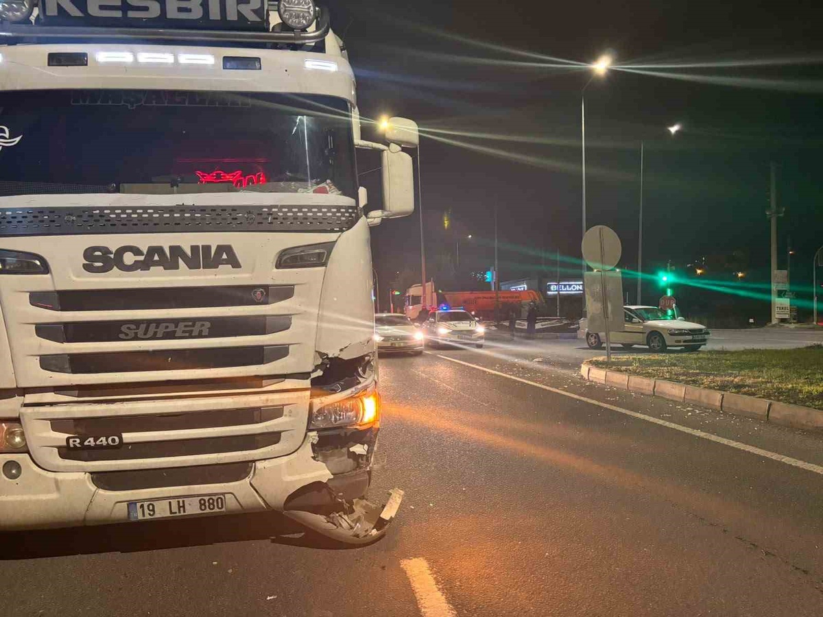 Kütahya Tavşanlı'da tırın otomobile arkadan çarptığı kazada yaralanan olmadı