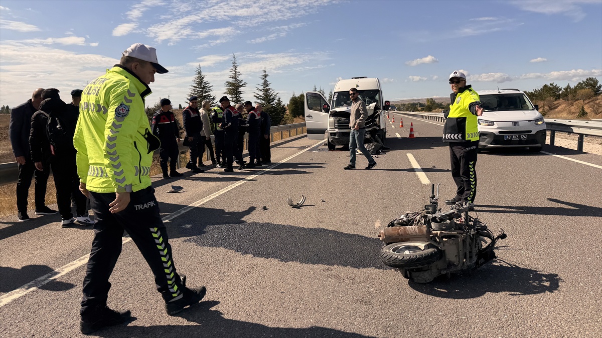 Kütahya-Tavşanlı yolunda minibüsle çarpışan motosiklet sürücüsü hayatını kaybetti
