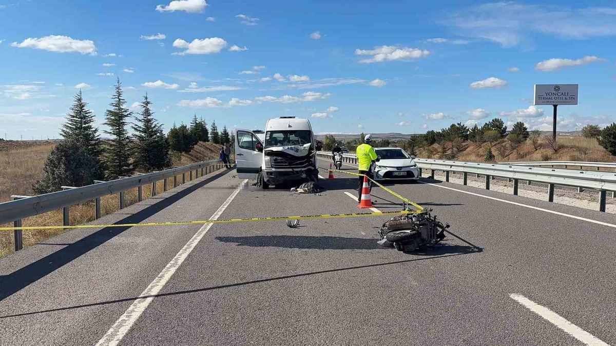 Kütahya-Tavşanlı yolunda minibüsle çarpışan motosikletin 23 yaşındaki sürücüsü öldü