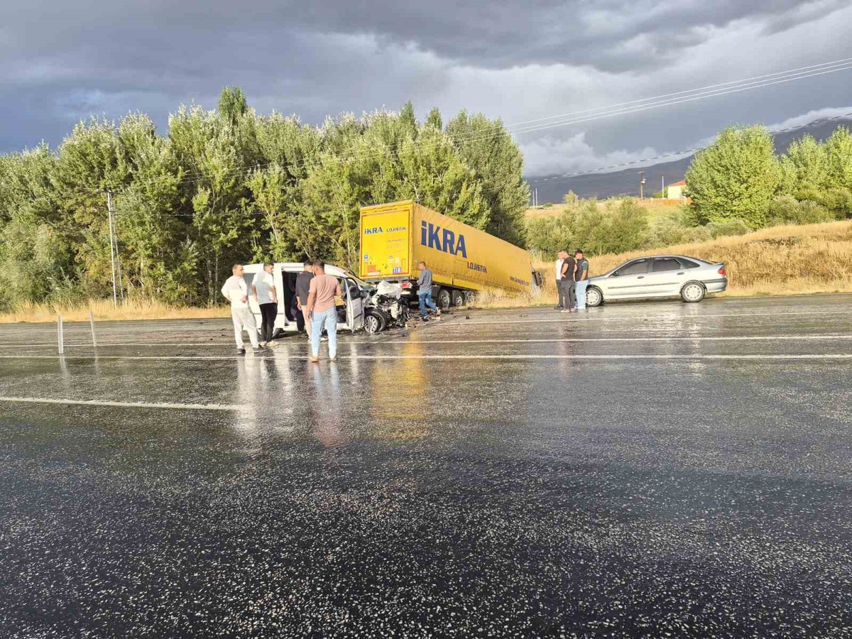 Malatya Doğanşehir'de otomobil ile tır çarpıştı, 4 kişi yaralandı