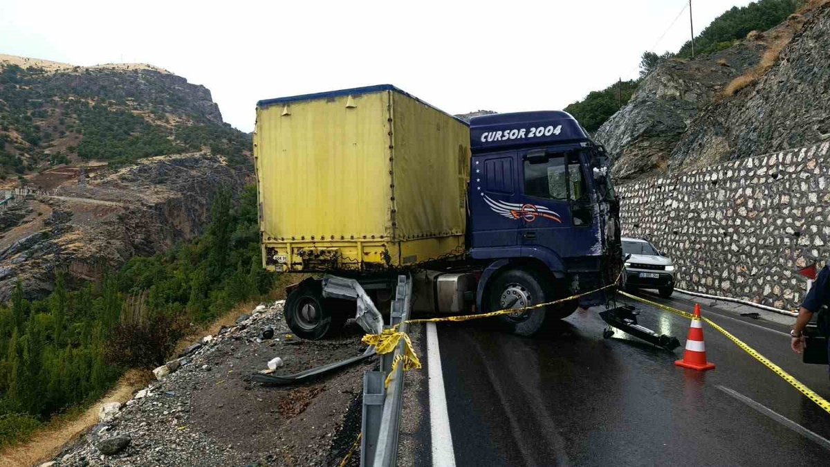 Malatya Doğanşehir'de tır bariyerlere çarparak askıda kaldı, sürücü yaralandı