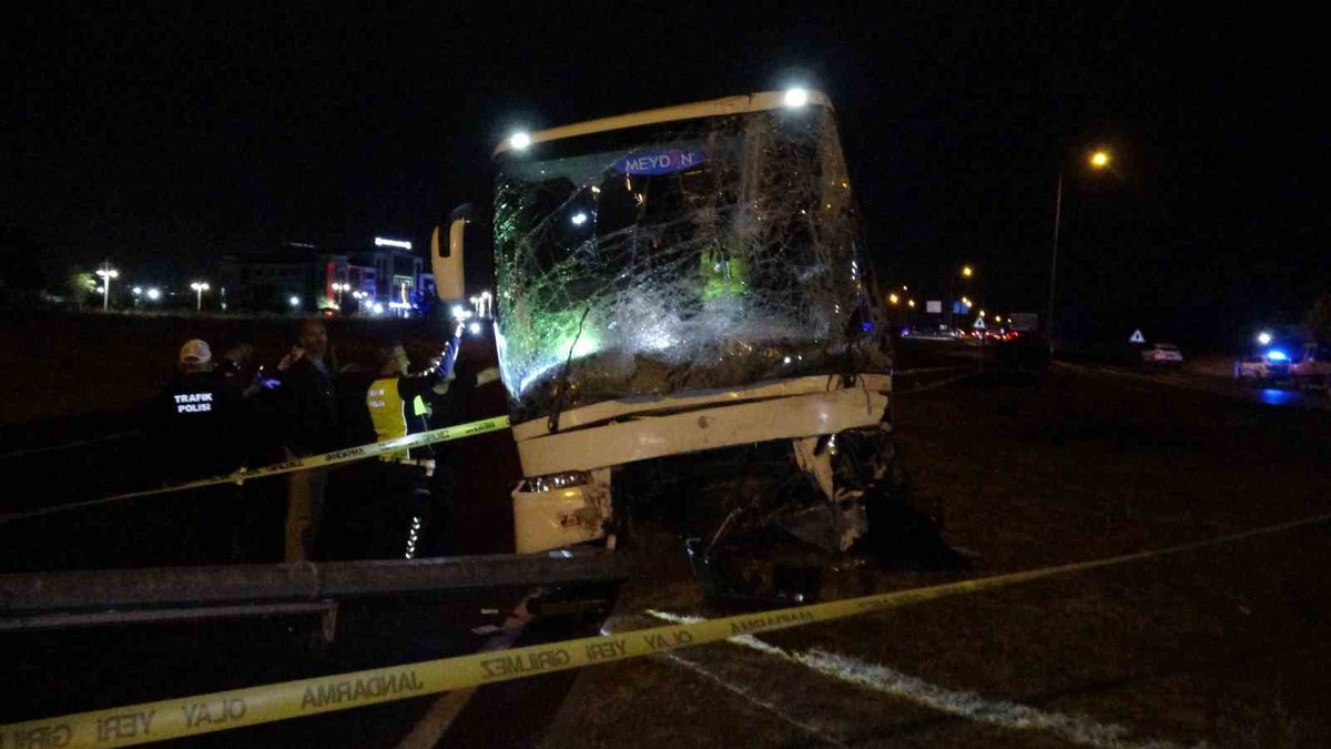 Malatya Yeşilyurt'ta otobüsle çarpışan hafif ticari araçtaki 2 kişi öldü, 3 yaralandı