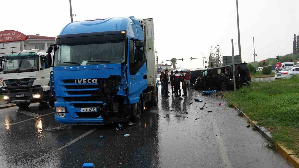Manavgat'ta ışık ihlali yapan tır VIP araçlara çarptı, 2'si Alman 3 kişi yaralandı