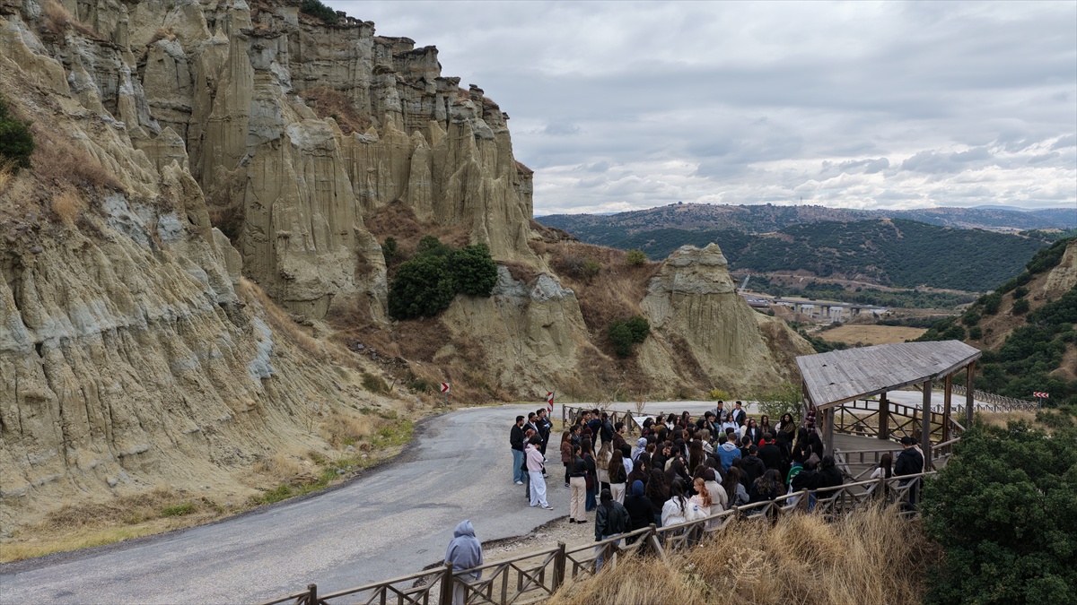 Manisa Celal Bayar Üniversitesinden 150 öğrenci Kula-Salihli Jeoparkı'nı gezdi