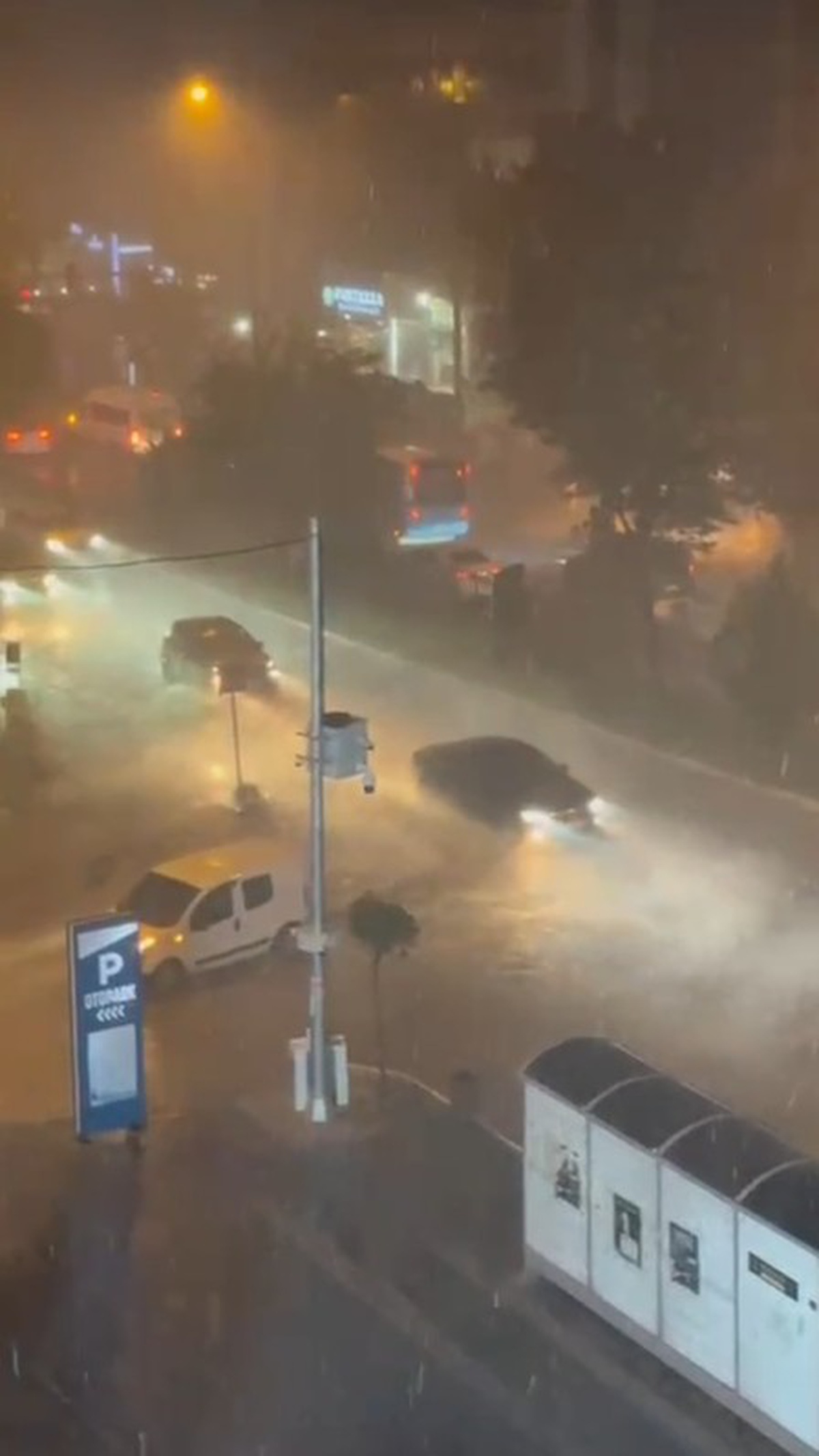 Mardin Artuklu'da sağanak ve dolu hayatı olumsuz etkiledi, iş yerlerini su bastı