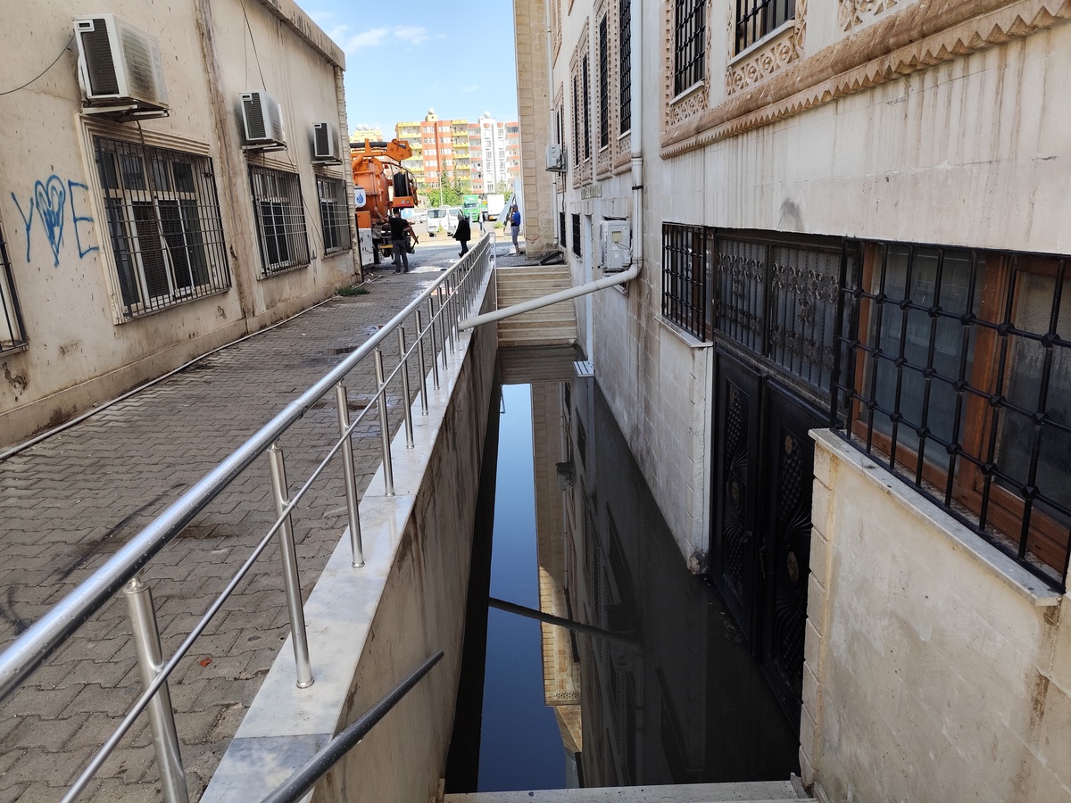 Mardin'de sağanak rögarları taşırdı, Kızıltepe'de Kur'an kursu ve taziye evini su bastı