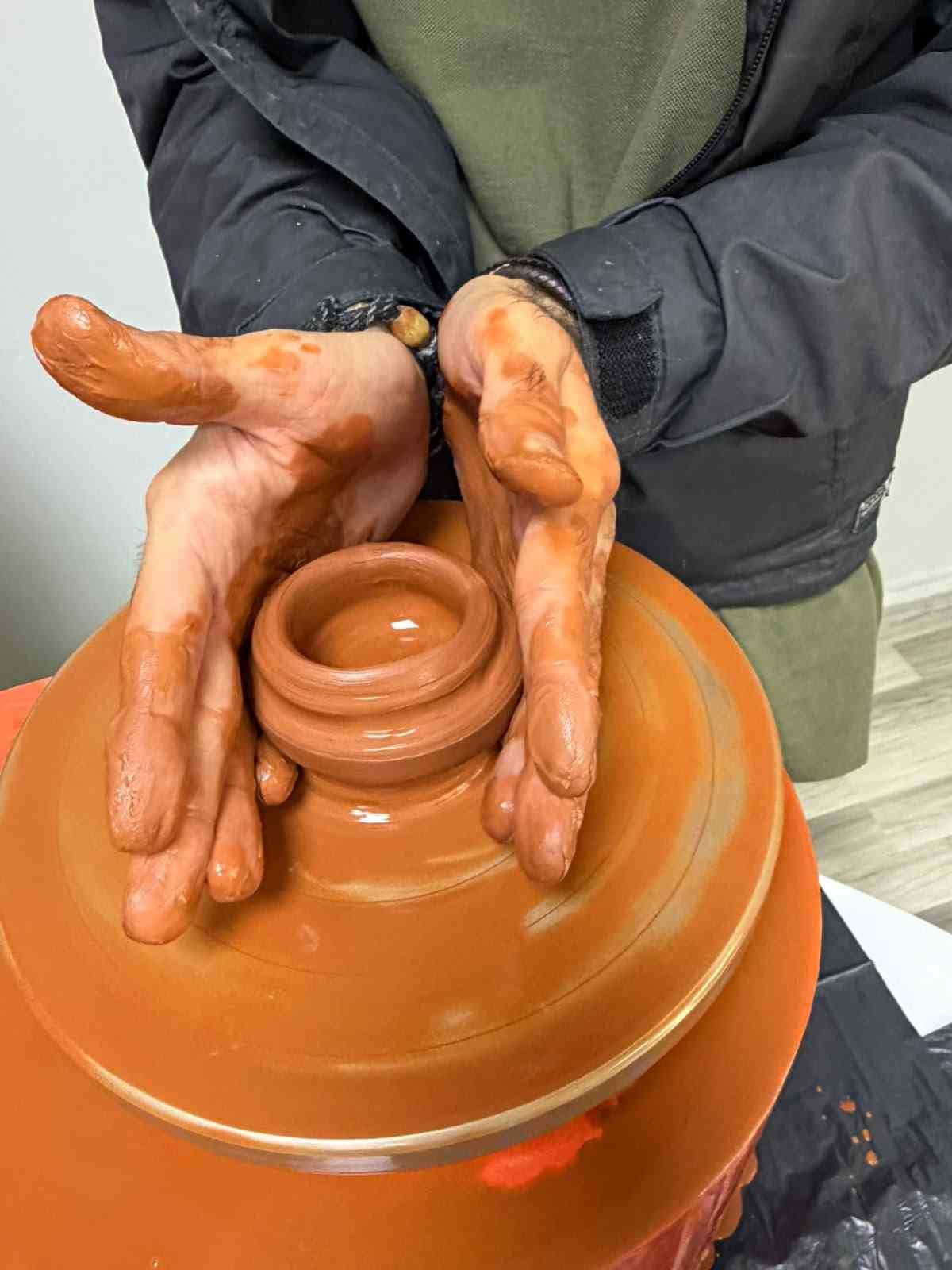 Menteşe'de Uluslararası Gençlik Merkezi engelli bireyleri çömlek atölyesinde ağırladı