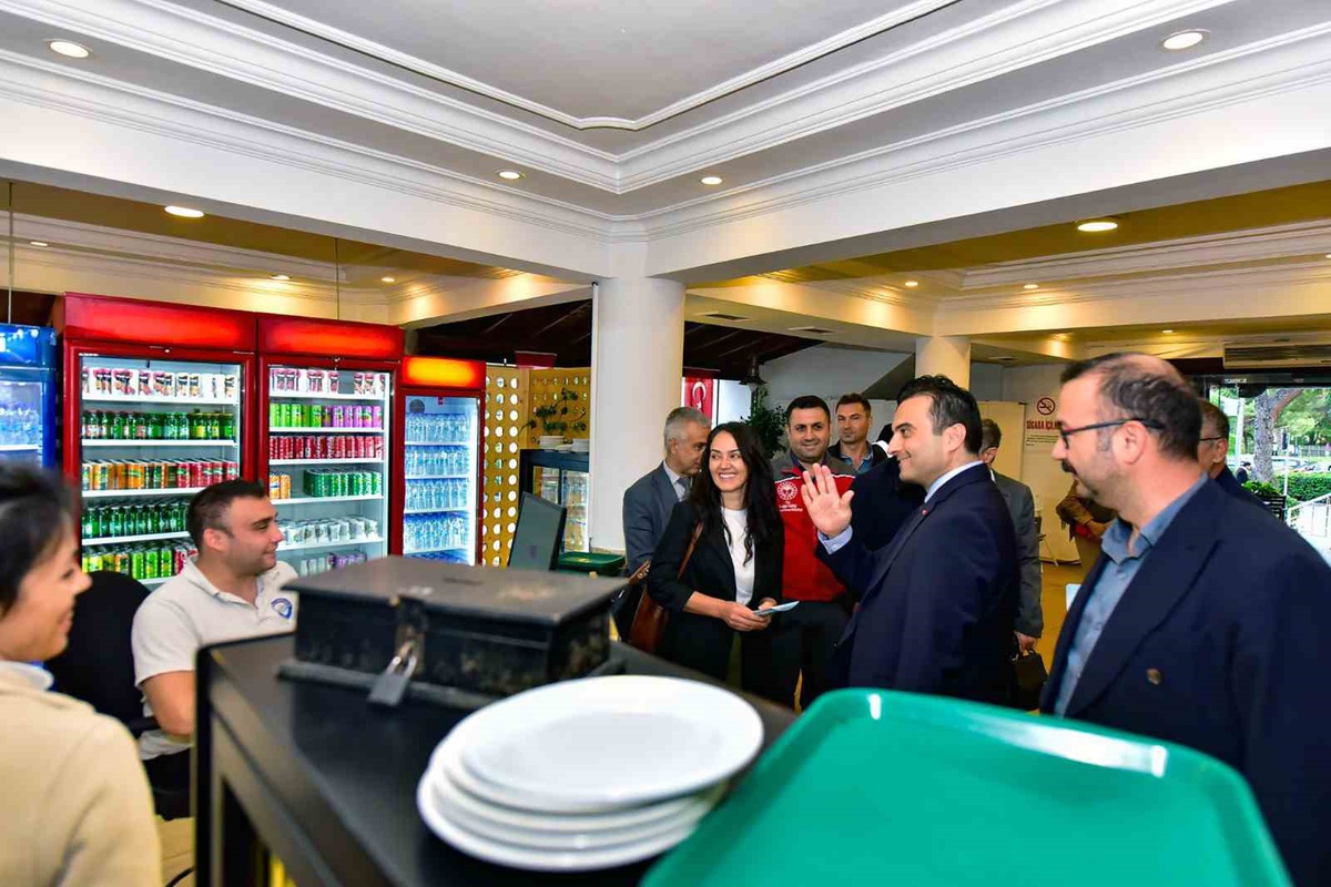 Menteşe Kaymakamlığı esnafa tütün zararları ve dumansız hava sahasını anlattı