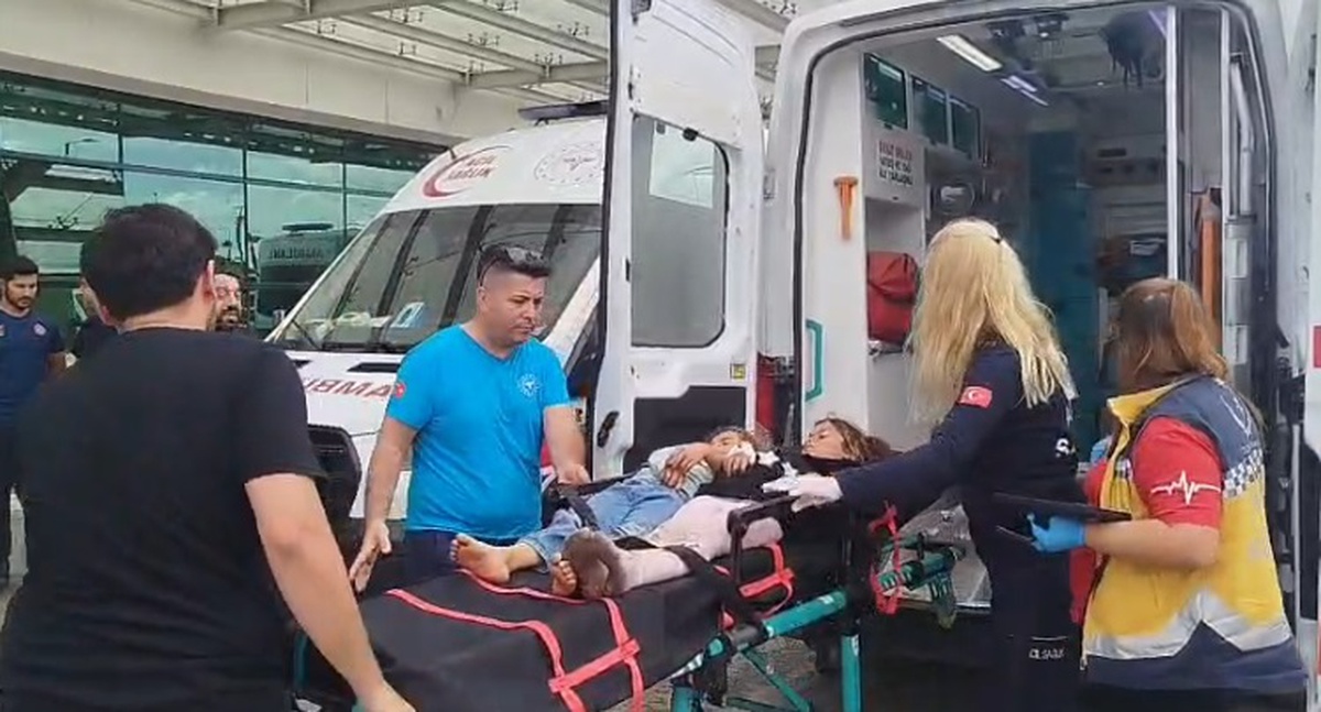 Mersin Tarsus'ta otoyolda 2 TIR ve minibüsün karıştığı kazada 11 kişi yaralandı