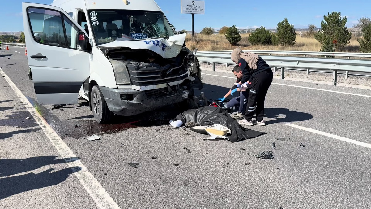 Minibüs, ters yönde emniyet şeridinde ilerleyen motosikletle çarpıştı; 1 ölü