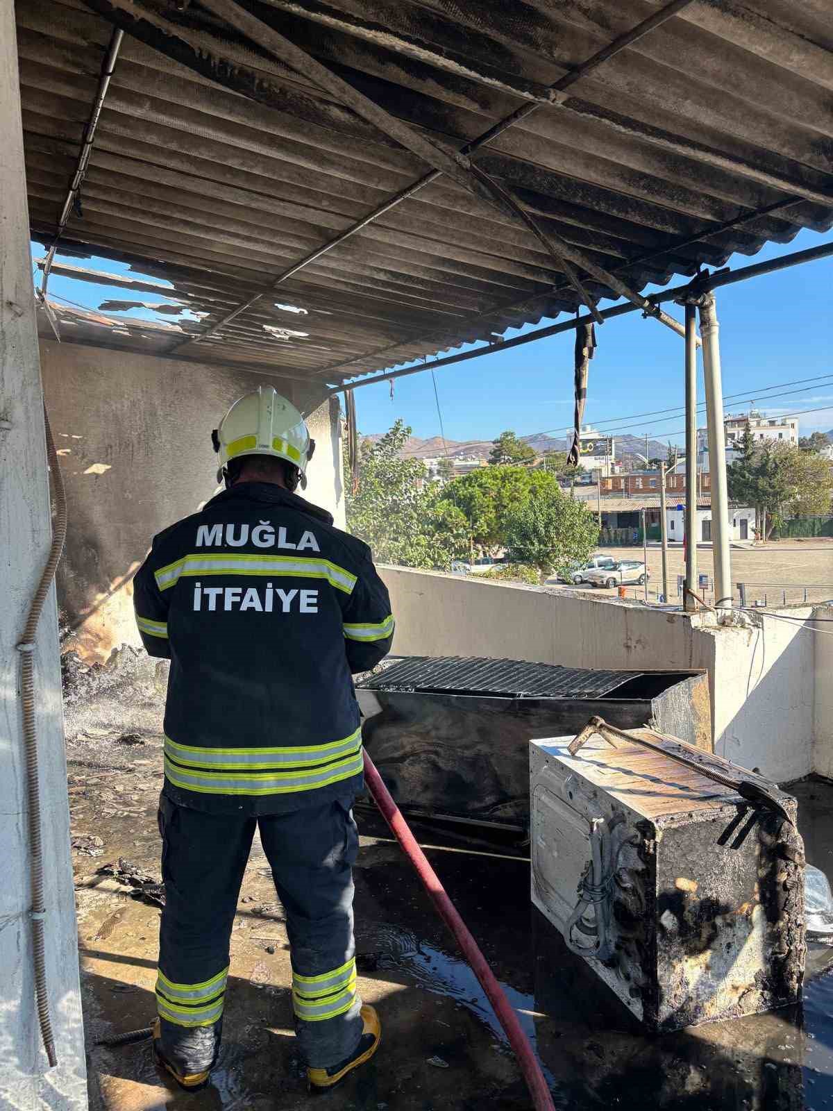 Muğla Bodrum'da buzdolabından çıkan yangın itfaiye ekiplerince söndürüldü