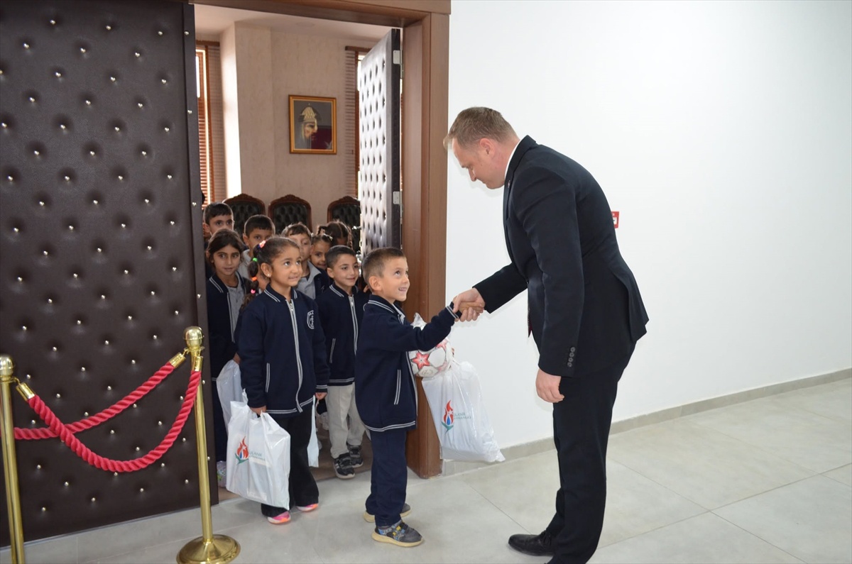 Muş Bulanık'ta Kaymakam Koşansu, öğrencilere kitap okumalarını tavsiye etti