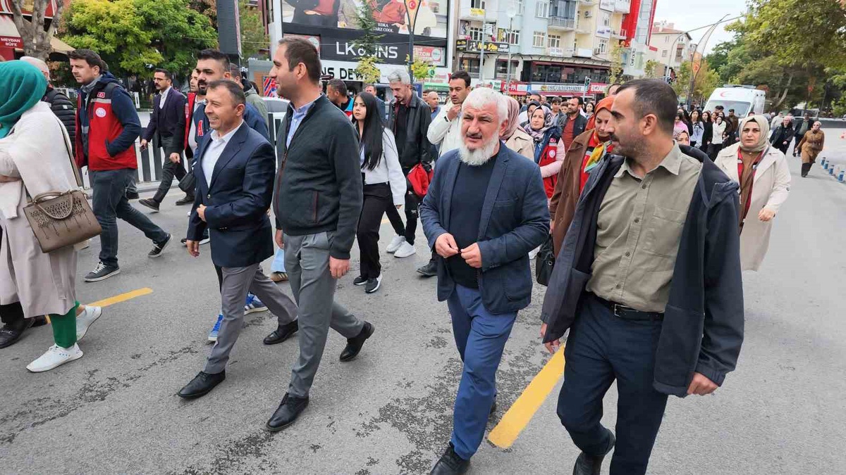 Niğde'de Yaşlılar Günü yürüyüşü düzenlendi, Vali Yardımcısı gençlere seslendi