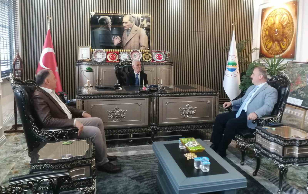 Niksar Kaymakamı, 73 yaşındaki Bayram Özatalay'a koltuğunu temsili olarak devretti