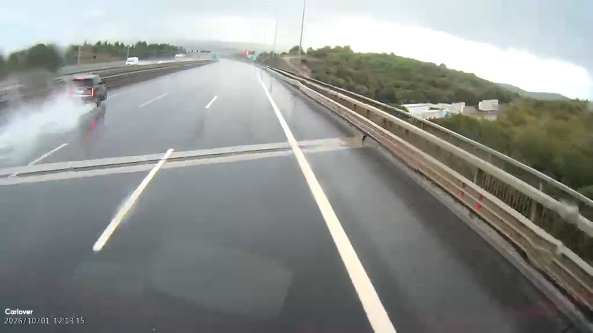 Pendik'te cip yağışta bariyerlere çarptı, kaza araç kamerasına yansıdı