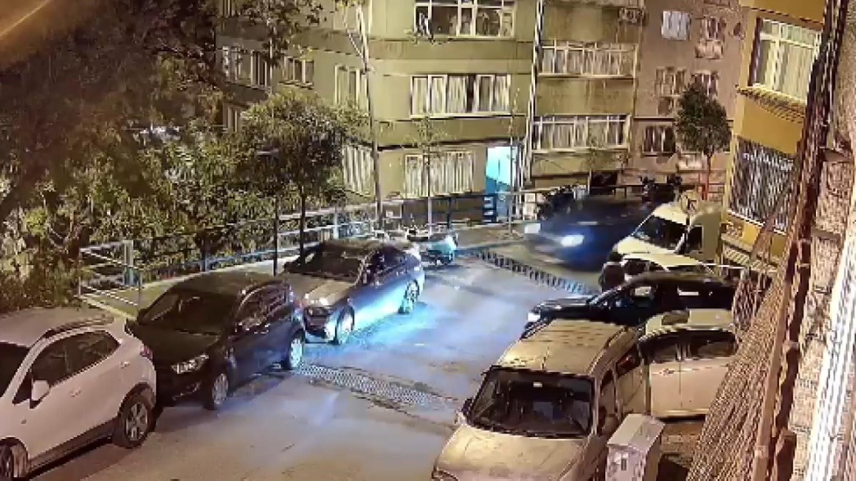 Polisten kaçan alkollü sürücü Şişli'de park halindeki araçlara çarptı