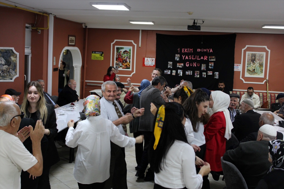 Samsun Bafra'da 75. Yıl Huzurevi'nde Dünya Yaşlılar Günü için sıra gecesi düzenlendi