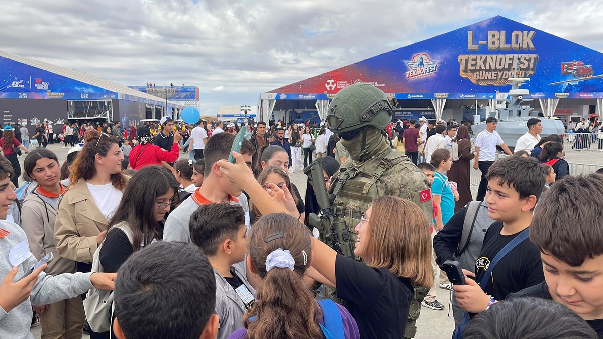Şanlıurfa'daki TEKNOFEST Güneydoğu'da insansı robot Canikman çocukların ilgi odağı oldu