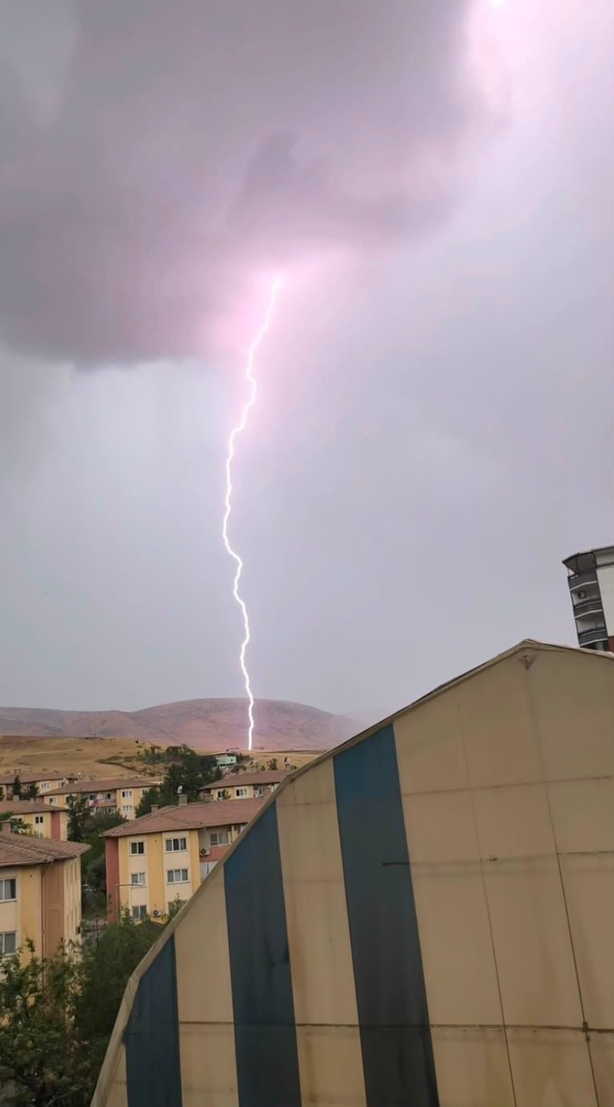 Siirt Kurtalan'da tarlaya yıldırım düştü, o anlar cep telefonuyla kaydedildi