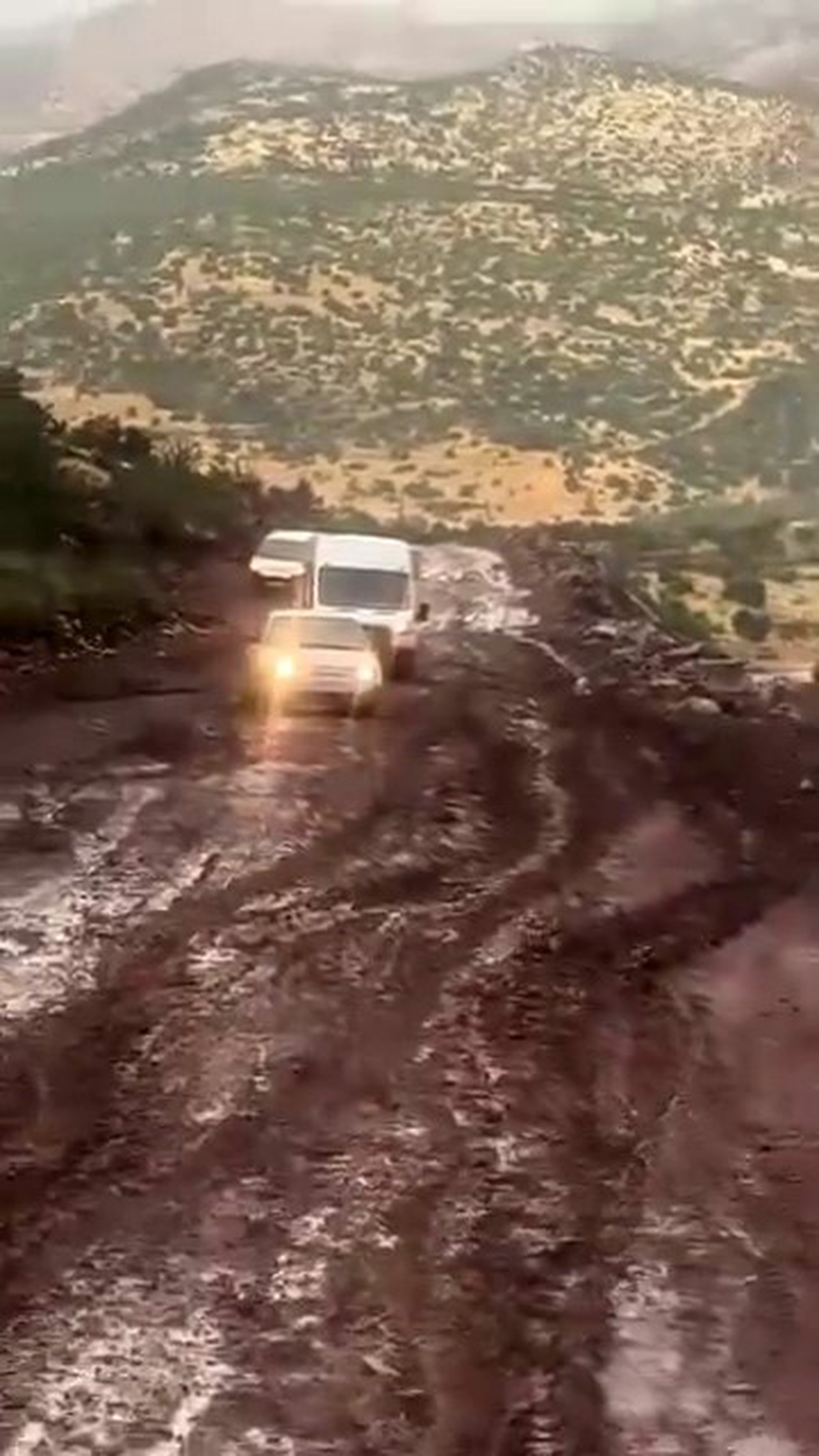 Siirt Pervari'de etkili yağış ulaşımı aksattı, çamur bazı araçları yolda bıraktı