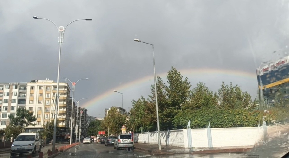 Siirt'te yağış sonrası gökkuşağı kent siluetiyle dikkat çekti