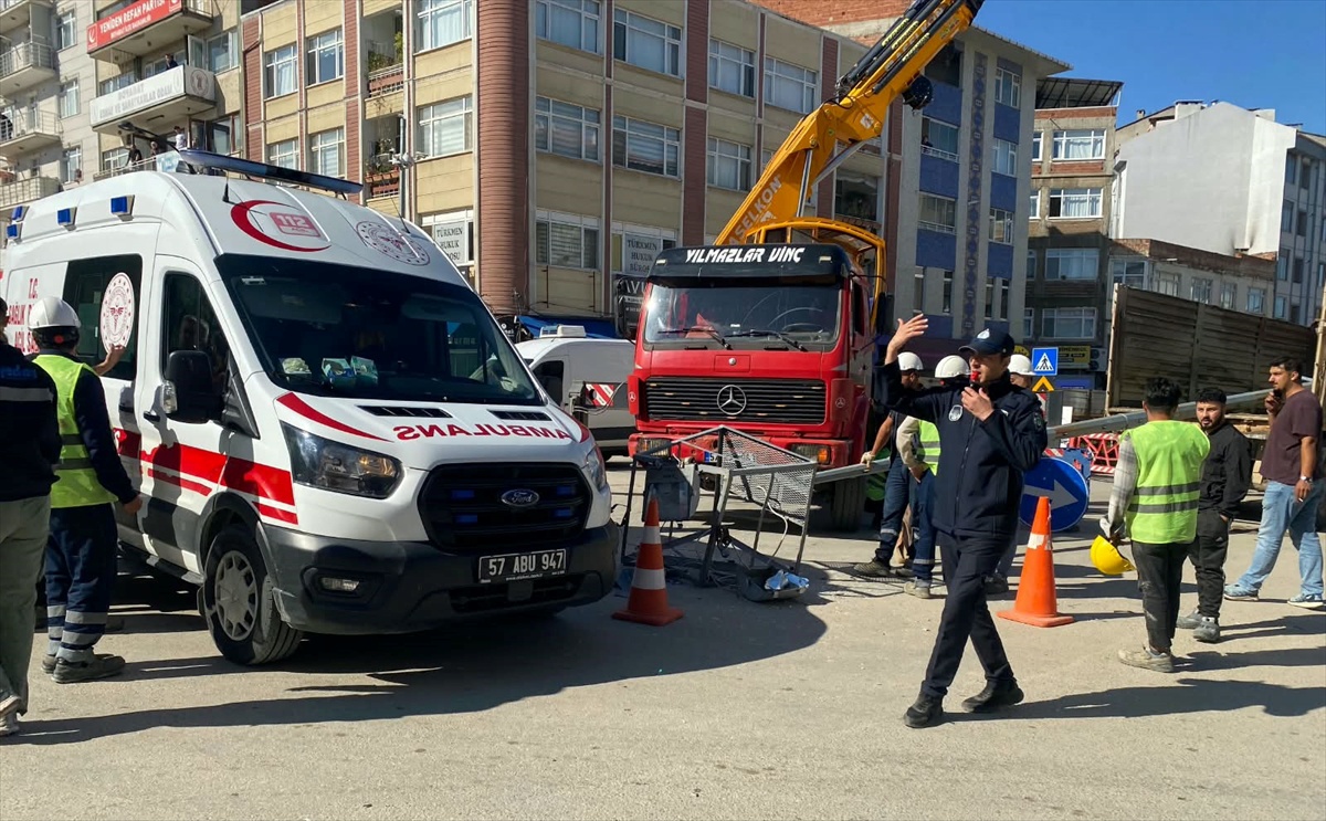 Sinop Boyabat'ta devrilen elektrik direğinin altında kalan işçi hayatını kaybetti