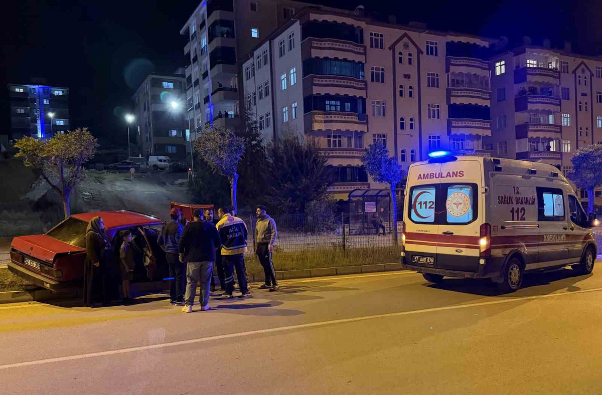Sinop Boyabat'ta kontrolden çıkan otomobil refüjdeki ağaca çarptı, 1 kişi yaralandı.