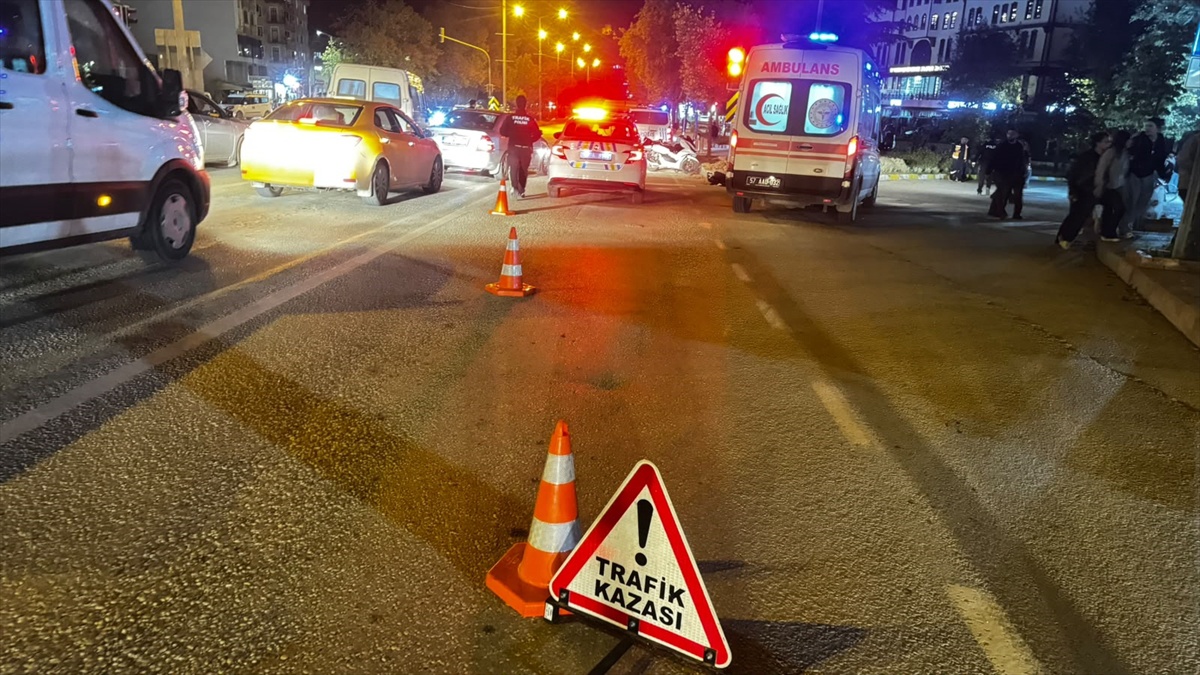 Sinop Boyabat'ta otomobil ile çarpışan motosikletin sürücüsü hastaneye kaldırıldı