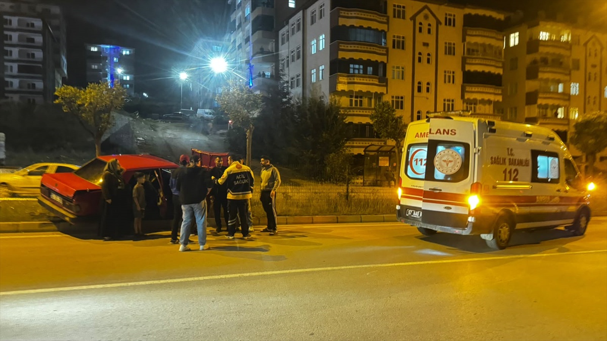 Sinop Boyabat'ta otomobil refüjdeki ağaca çarptı, araçtaki 1 kişi yaralandı