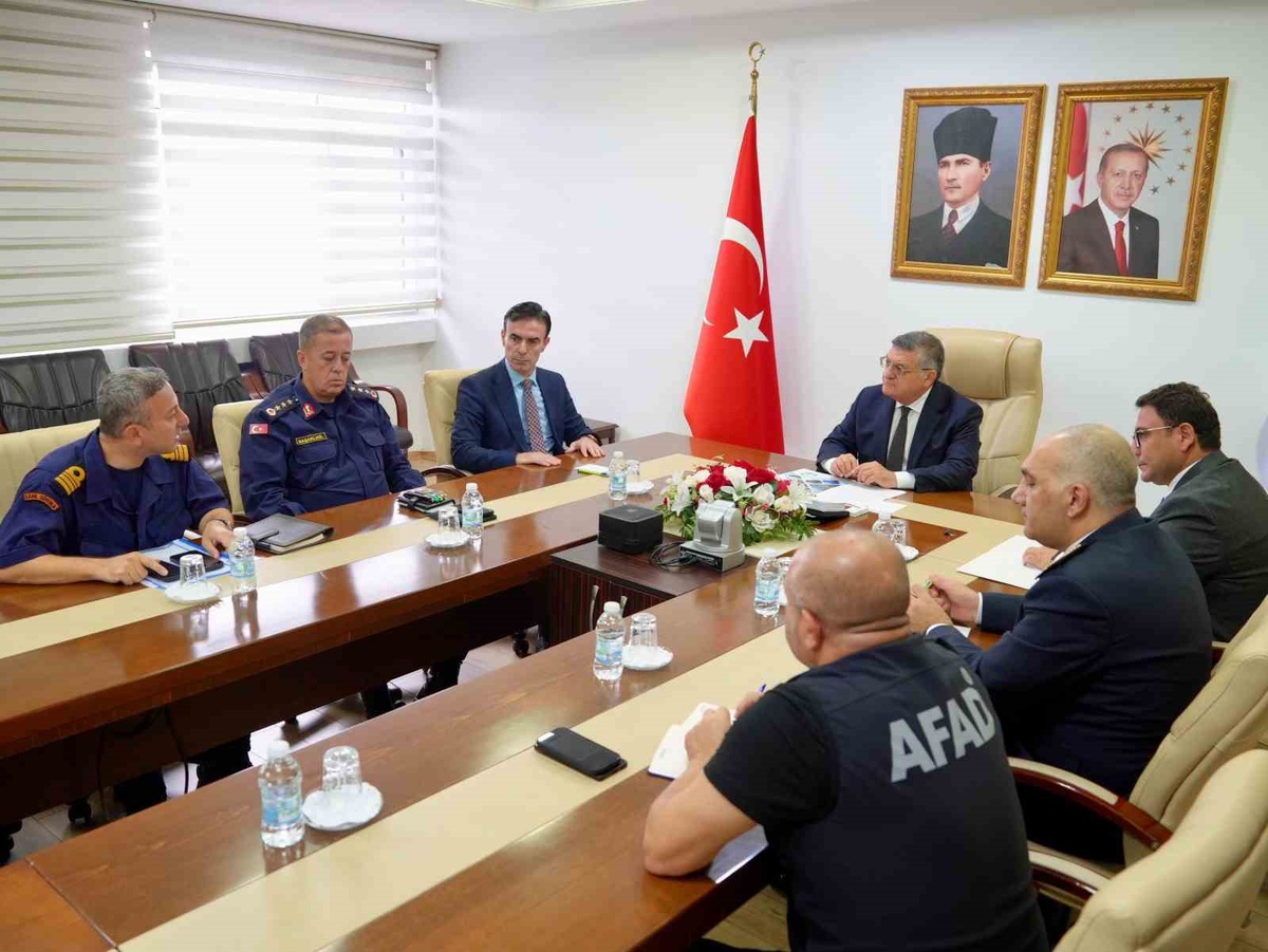 Sinop'ta alabora olan tekneden kaybolan polis memuru Numan Şen için arama sürüyor
