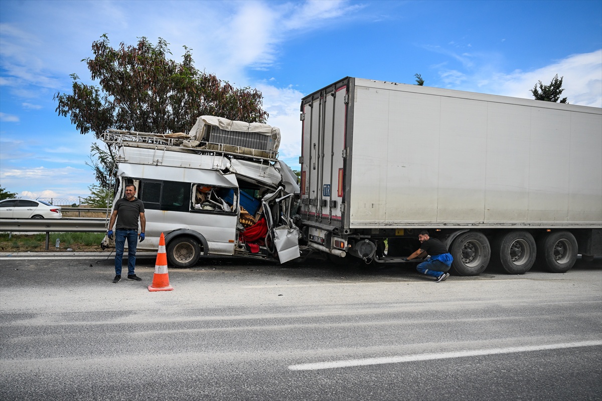 Tarsus’ta tarım işçilerini taşıyan minibüsün karıştığı kazada 11 kişi yaralandı