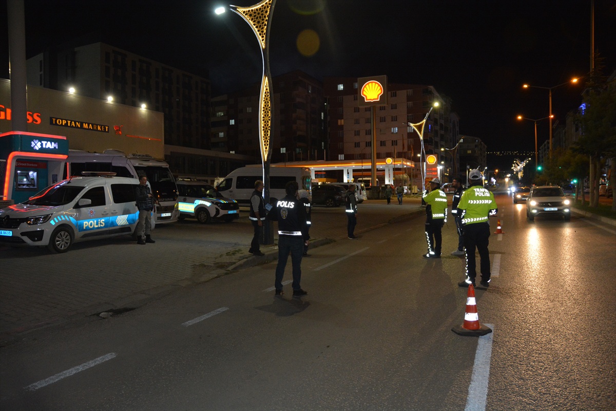 Tatvan'da 20 noktada denetimde ruhsatsız silah ele geçirildi, şüpheli yakalandı
