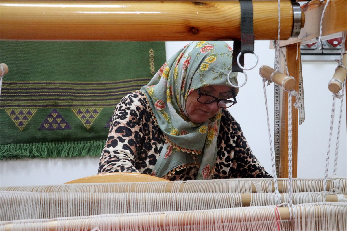 Tekirdağ'da 74 yaşındaki Fatma Ayvalıdere, dokuma kursunda terapi buldu