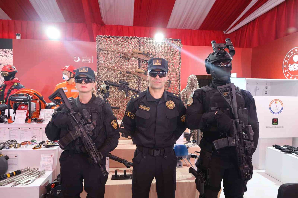 TEKNOFEST Güneydoğu'da JÖAK timleri siyah kıyafetleriyle ilgi odağı oldu