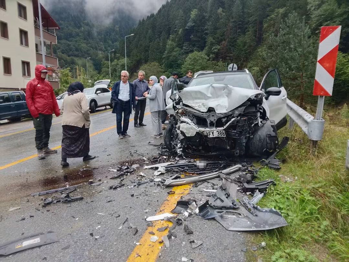 Trabzon Çaykara'da hatalı sollama kazaya neden oldu, 5 kişi yaralandı