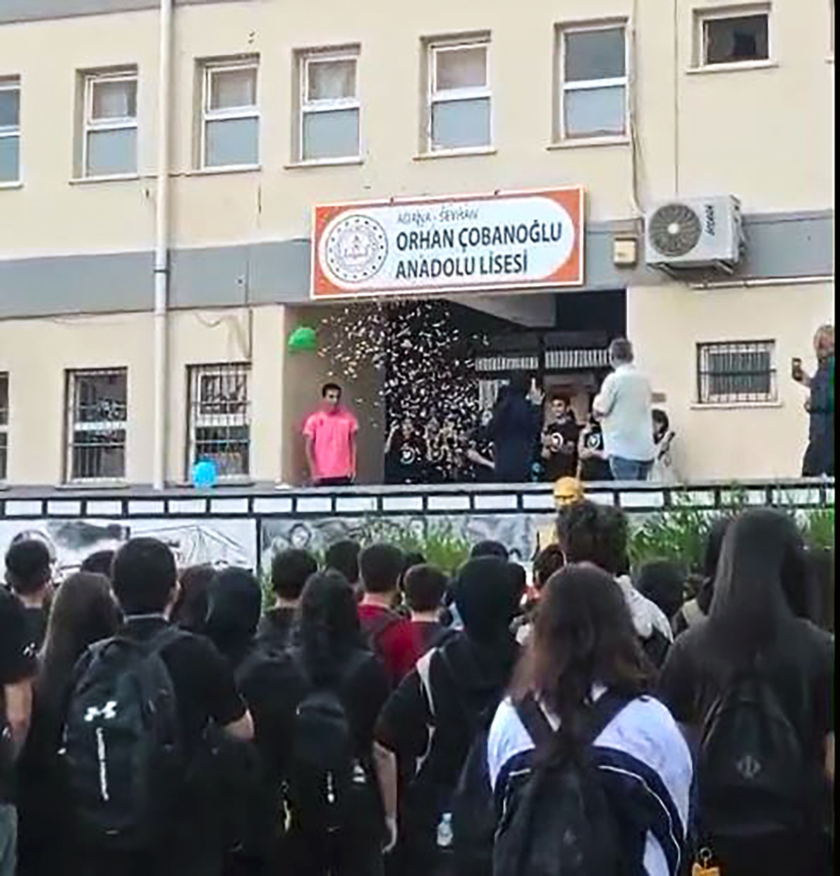 Kanseri yenen 16 yaşındaki Buse okuluna döndü! Sınıf arkadaşlarından balonlu, pastalı karşılama