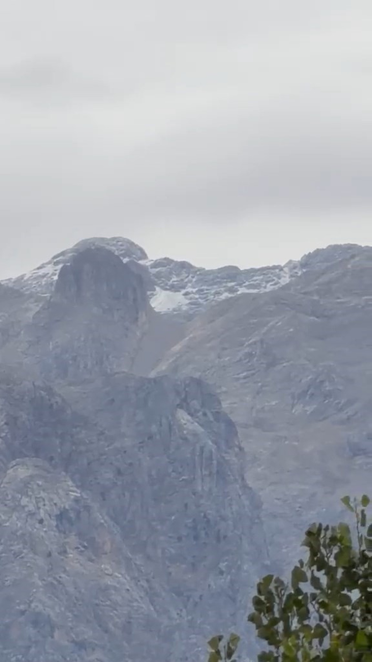 Tunceli'de sıcaklıklar düşünce Munzur Dağları'na mevsimin ilk karı yağdı