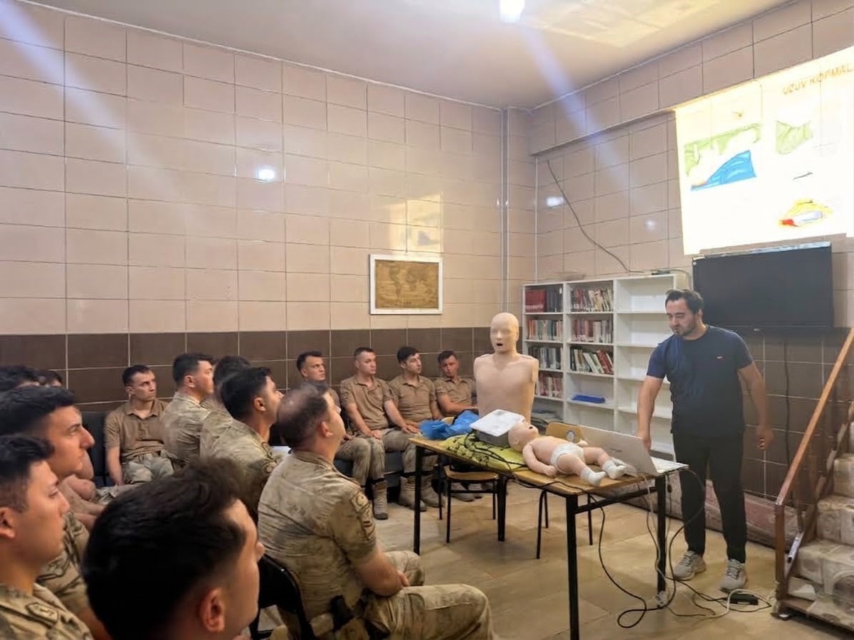 Uludere'de 66 jandarmaya sınır hattında uygulamalı ilk yardım eğitimi verildi