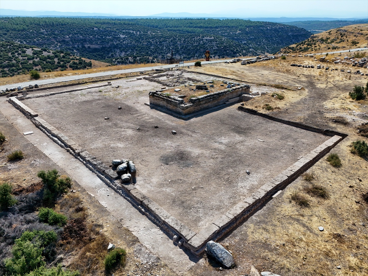 Uşak Blaundos'ta 2500 yıl önce yapılan 250 metrelik temenos duvarı bulundu