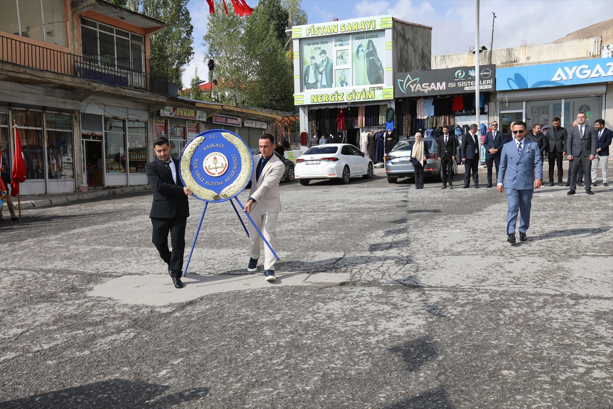 Van Başkale'de İlköğretim Haftası, çelenk sunumu ve şiirlerle kutlandı