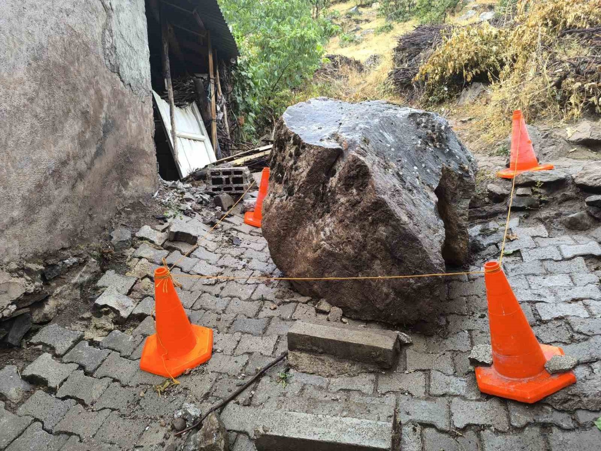 Van Çatak'ta yağış sonrası kopan kaya evin üzerine düştü, maddi hasar oluştu