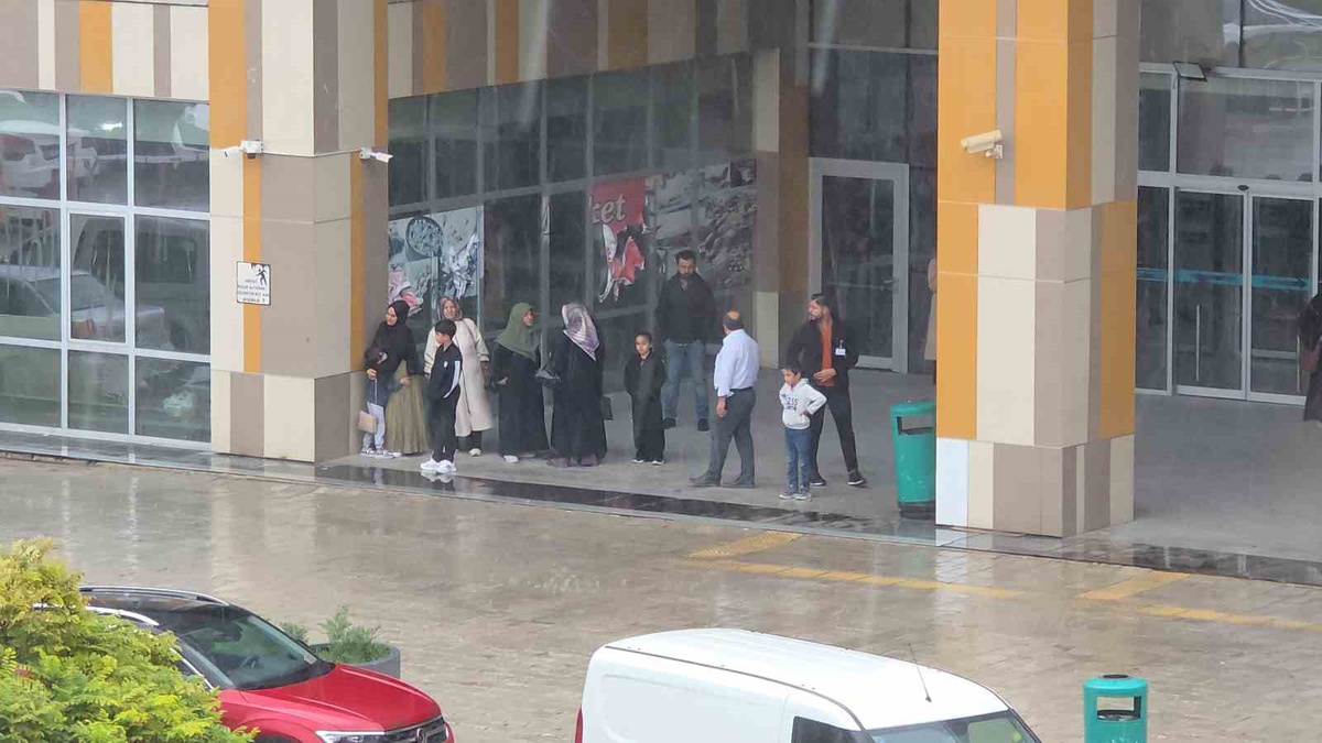 Van'da ani yağmur günlük yaşamı etkiledi, vatandaşlar hazırlıksız yakalandı